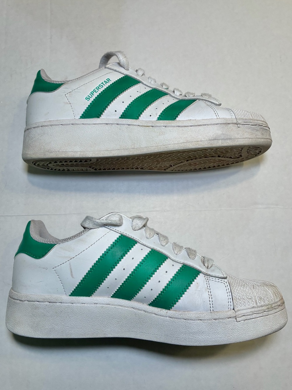 Adidas Size 8.5 Superstar Sneakers in White with Green Stripes - Picture 6 of 10